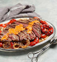 Steak grillé avec sauce aux poivrons rouges