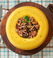 Anello di polenta con sugo ai funghi e speck