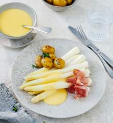 Spargel mit Kartoffeln und Sauce Hollandaise