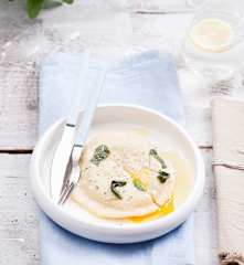 Raviolo z płynnym żółtkiem i farszem z ricotty i szpinaku