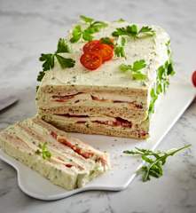 Sandwich cake à la tomate, mozzarella et pesto