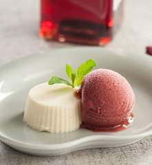 Panna cotta de yogur y chocolate blanco con sorbete de cerezas