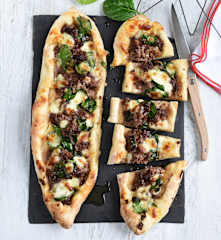 Pizza turque au bœuf et aux épinards