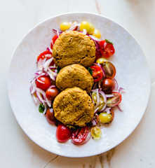Falafel de cenoura  e sementes de girassol com salada de tomate e hortelã