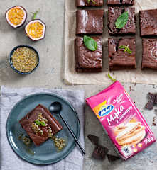 Brownie z mąką z ciecierzycy z sosem z marakui