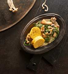 Kürbis-Serviettenknödel mit Pilz-Spinat-Rahm