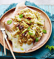 Papillote de raie aux olives, tomates et câpres