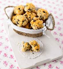 Scones de queijo cheddar e azeitonas