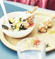 Brochettes de poulet, boulgour et courgettes