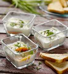 Vejce se smetanou v lososovém lůžku