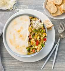 Crema fría de judías blancas con ensalada de verduras