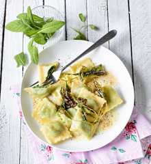 Ravioli mit Spinat und Salbeibutter