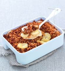 Crumble al pane speziato, cocco e banana