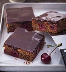 Rotweinschnitten mit Kirschen