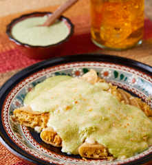 Enchiladas con salsa cremosa de jalapeño