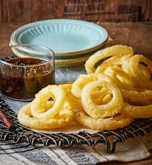Aros de cebolla tempura con reducción de soya