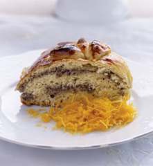 Folar de Páscoa com recheio de avelãs