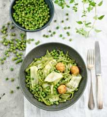Salada de legumes com bolinhas de queijo
