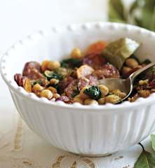 Grão-de-bico com chouriço e espinafres