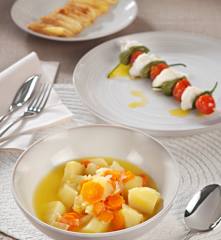 Menú: Sopa de patata y zanahoria. Brochetas de rape. Manzanas al vapor