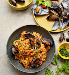 Paella de orzo e mexilhões