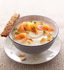 Crème de chou-fleur à l'amande et saumon fumé