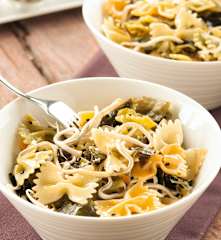 Ensalada de pasta con algas wakame y angulas de surimi