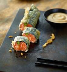 Gebackenes Lachs-Sashimi mit Spargel und Sesamcreme