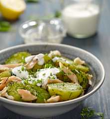 Salát z nových brambor s uzeným pstruhem