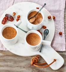 Crème fondante aux dattes et aux noisettes