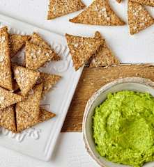 Crackers integrali con crema di avocado