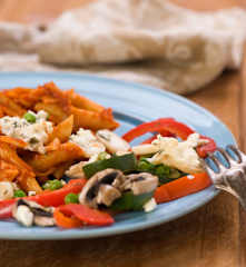 Tomaten-Nudeln mit Gemüse und Feta