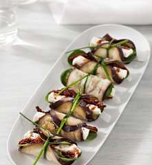 Rollitos de berenjena con queso feta y tomates secos en aceite