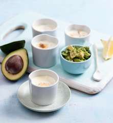 Mini frittaty z salsą z awokado i wędzonego łososia