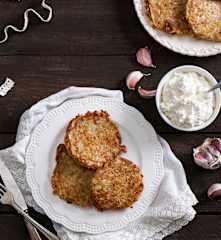 Placki ziemniaczane z twarogiem czosnkowym (plińce z pomoćką)