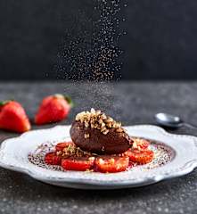 黑巧克力甘纳许配草莓和杏仁酥粒