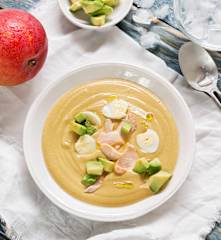 Gazpacho de mango con huevo de codorniz, aguacate y lascas de salmón