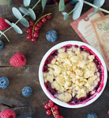 Crumble navideño de frutos rojos y manzana