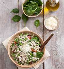 Cytrynowy pęczak z fasolką szparagową, szpinakiem i suszonymi pomidorami