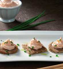Mousse di salmone su tartine di segale