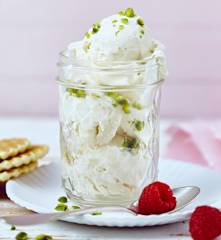 Weißes Schokoladeneis mit Frischkäse