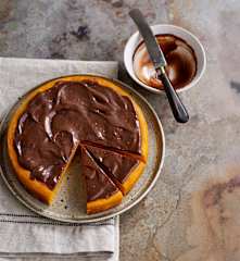 Bolo de cenoura e laranja com cobertura de chocolate