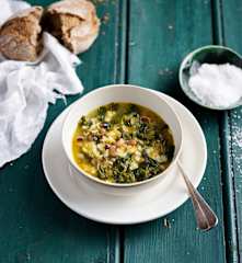 Sopa de feijão-frade e agrião