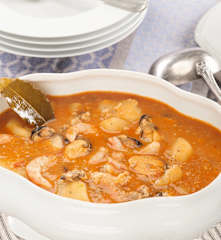 Patatas guisadas con gambas, mejillones y almejas