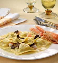 Ravioli di patate e scampi allo spumante
