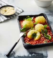 Spinatknödel mit Tomatensauce