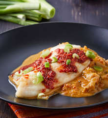 Pescado en salsa criolla con leche de coco