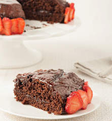 Pastel de calabaza al cacao con cobertura de fresa