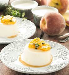 Panna Cotta cu piersici și sirop de cimbru