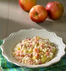 Risotto con gambas, salchichas y manzana